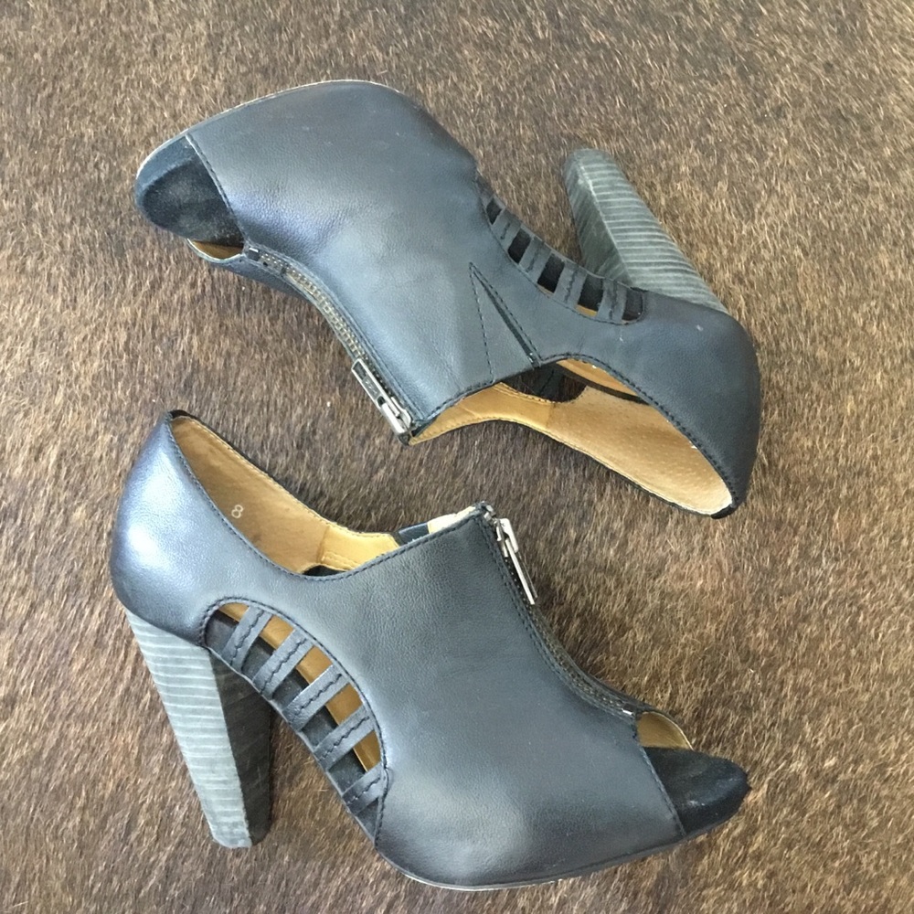 Seychelles black leather peeptoe zip heels 8/7.5